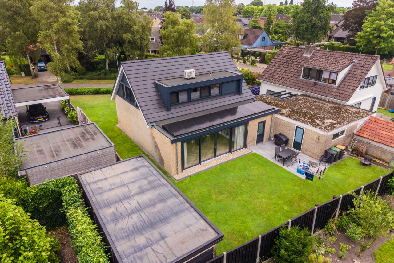 Aanbouw met plat dak aan de achterzijde van een woning