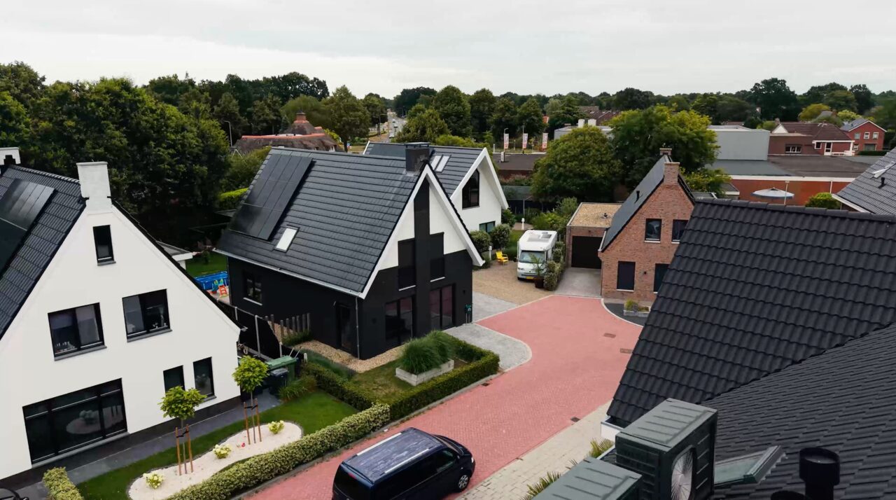 Transport van prefab elementen met kraanwagen