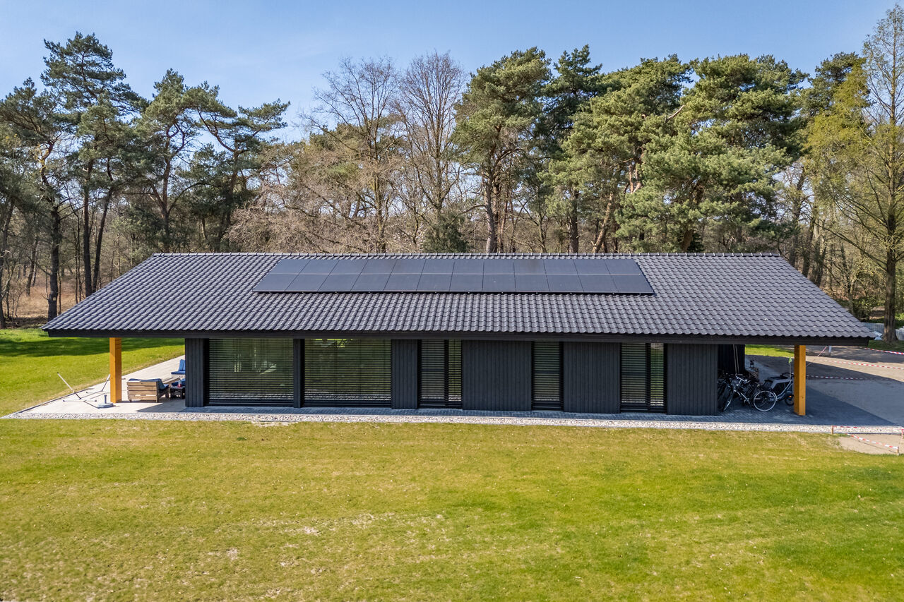 Rij nieuwbouwwoningen in aanbouw met gemetselde gevels en steigers