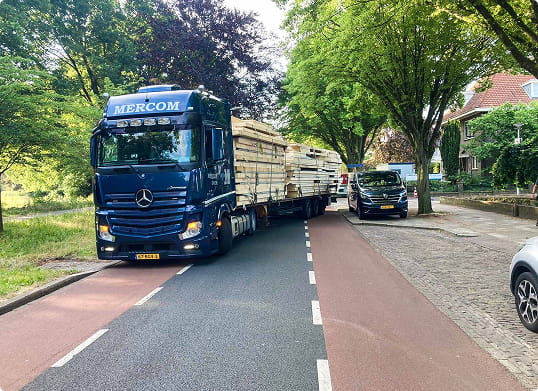 Transport van prefab elementen naar de bouwplaats