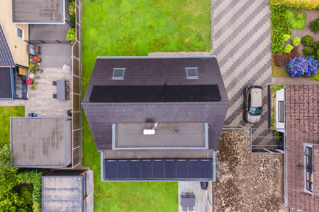 Woning in de steigers met een mobiele kraan op de bouwplaats tijdens een renovatie